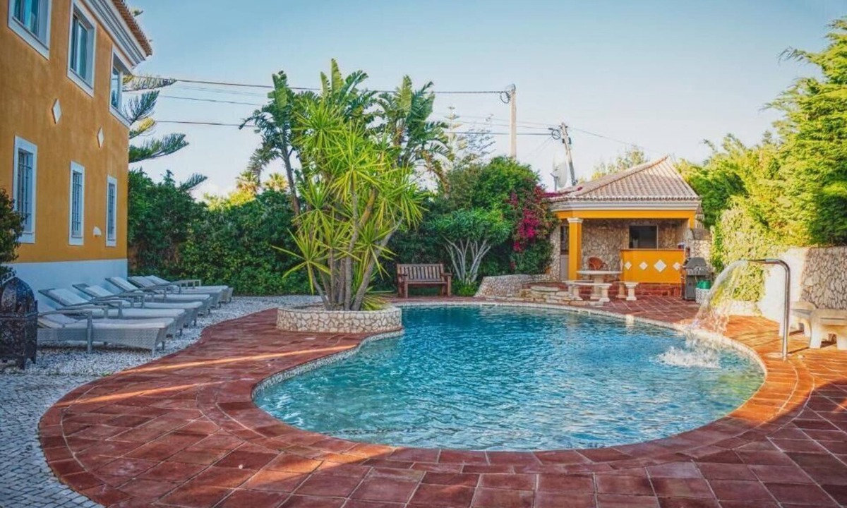 Albardeira Apartment | Apartment with pool and Meia Praia beach access