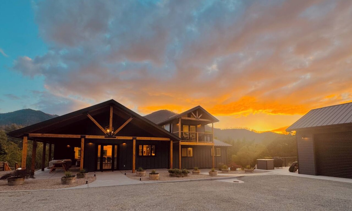 Jacksonville House | Applegate Riverfront Retreat in the Applegate Wine Country