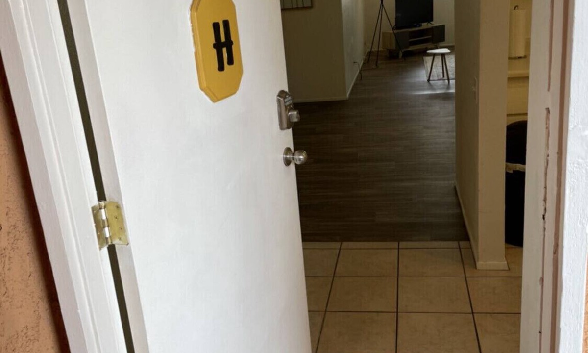 Downtown Palm Springs Apartment | Apt H- upstairs furnished 2bed/2bath in DT Palm Springs with mountain view