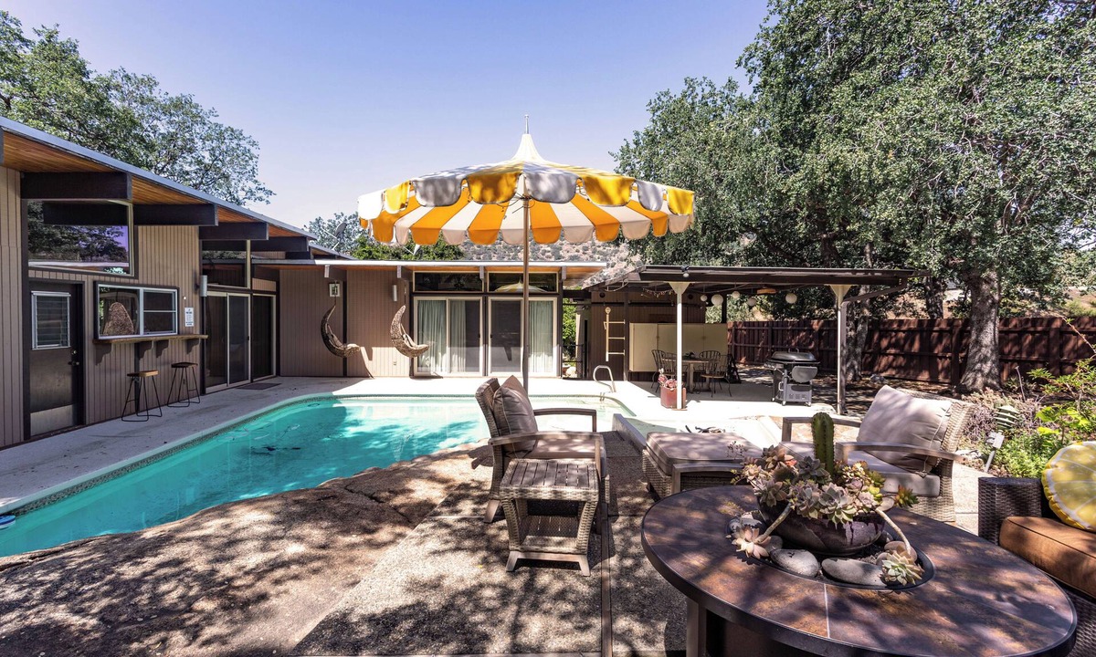 Three Rivers House | Artist’s Oasis Spacious Mid-Century Home Private Pool + Sauna Near Sequoia