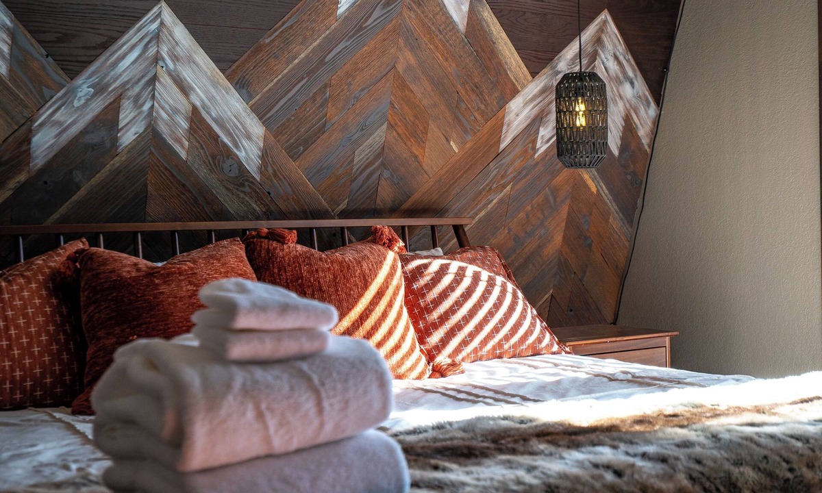 Big Bear City Cabin | Atlas Ridge Cabin - NEW! Cozy, Hot Tub, Fireplace