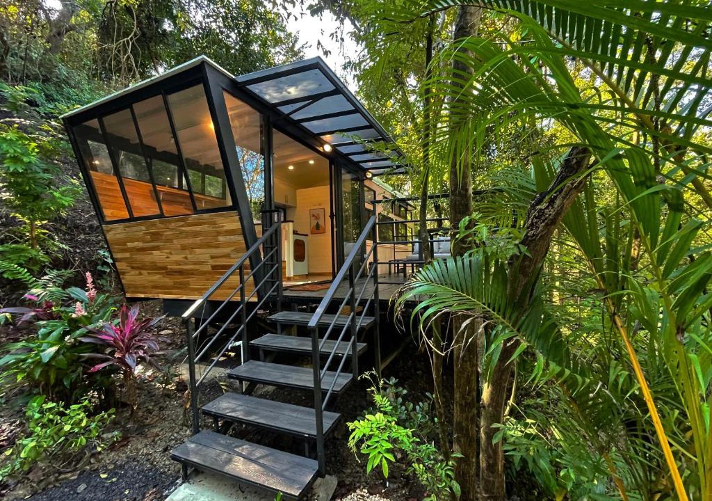 Nosara Apartment | Aurora Bus Home (Pink)