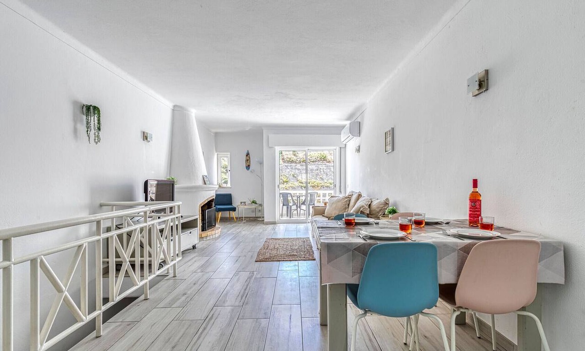 Mato Serrao Apartment | Azula Bright and airy 2 bedroom apartment with pool