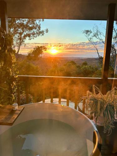 Mudgeeraba House | Bathtub With a View at Cockatoo Cabin
