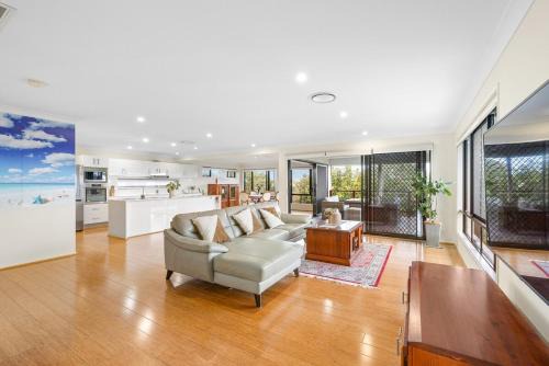 Wynnum West House | Bayside Mansion Sleeps 14 Pool Sauna Kids Room