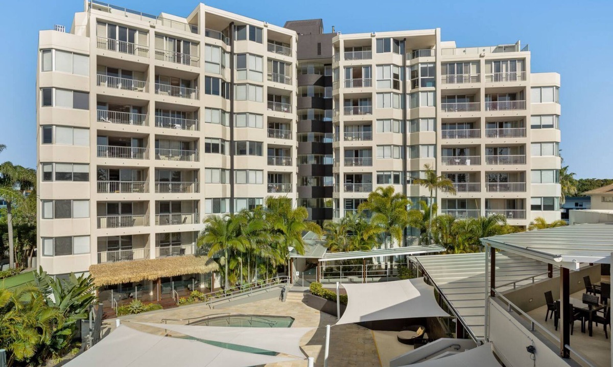 Gold Coast Apartment | Beach front opposite surf club