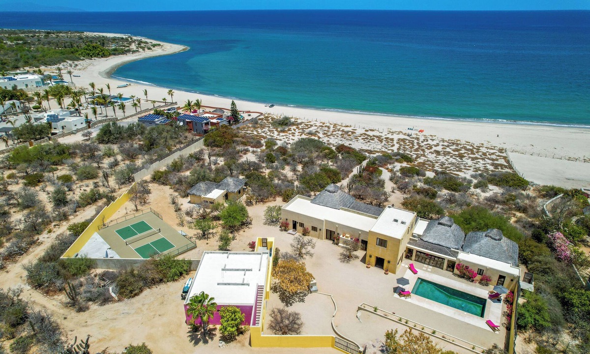 El Cardonal House | Beachfront home with private pool and pickleball court