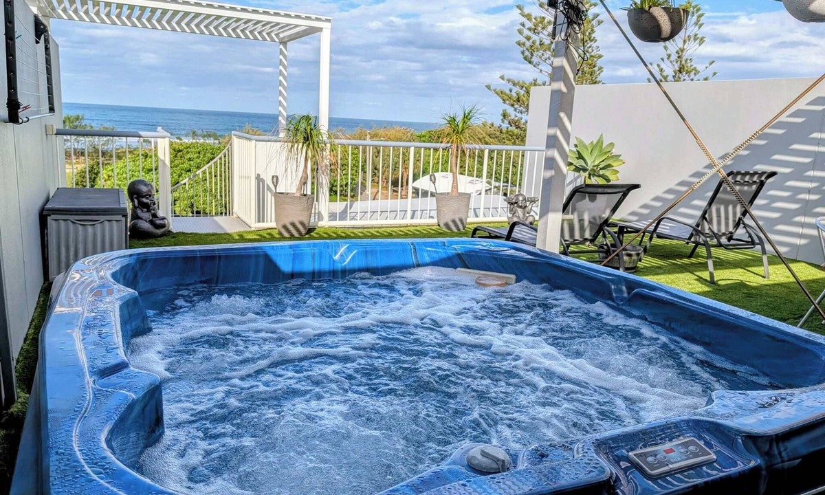 Marcoola Apartment | Beachfront, ocean views, private rooftop terrace with spa, pool, walk to beach