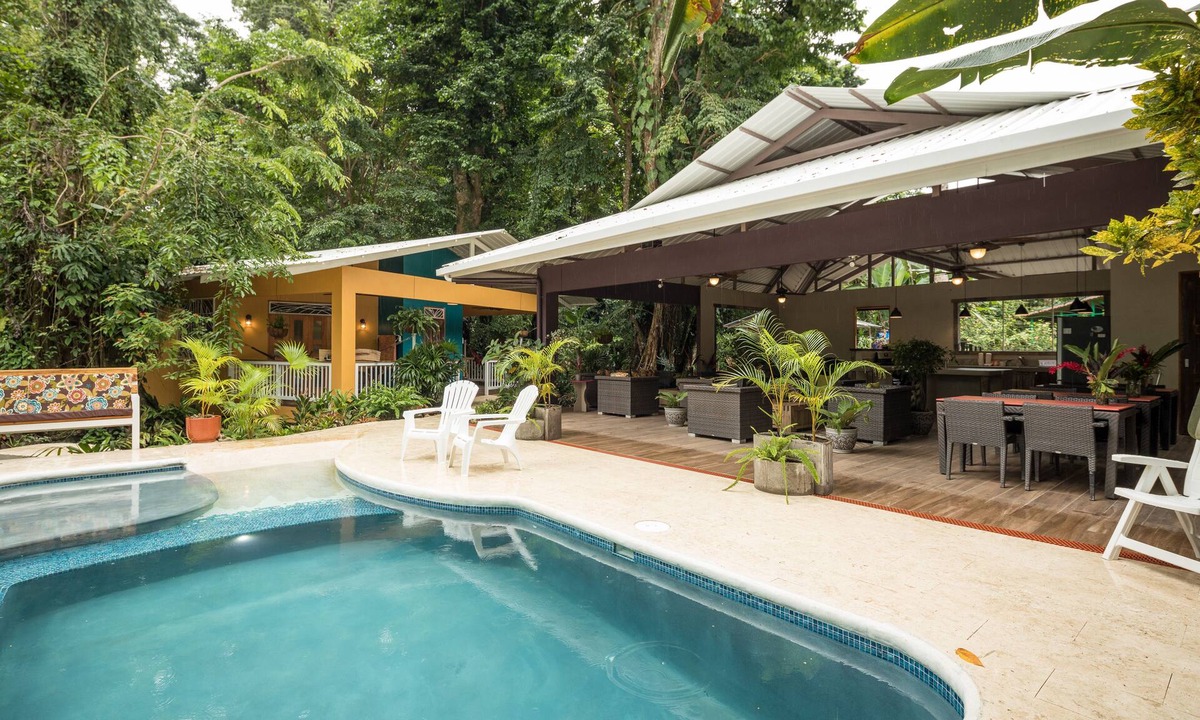Chiguata Villa | Beachfront villa with pool. Hosts big families, groups or small retreats.