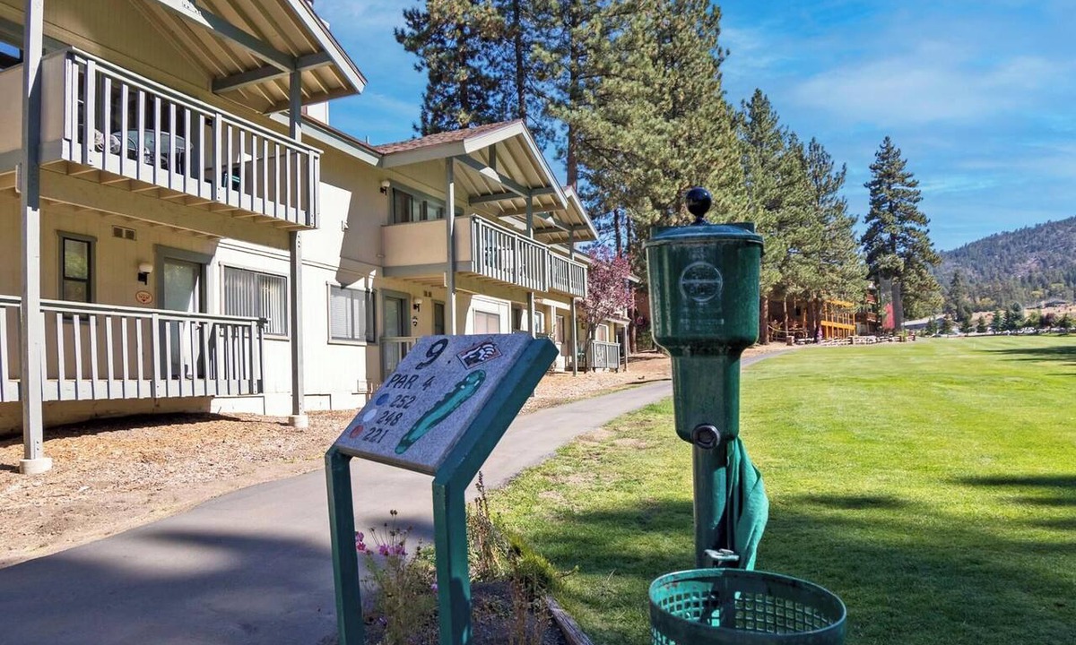 Big Bear Lake Condo | Bear House by Destination Big Bear : Walk to Bear Mtn Resort! Views! BBQ! Cable TV! Garage Parking! 2 Master Suites!