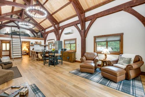 Sutter Creek House | Bear Lodge Waterfront Cabin w/Level 2 EV Charger