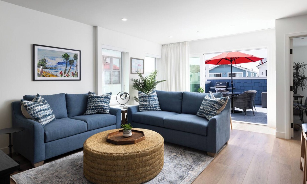 West Newport Apartment | Beautiful 2-BDR apartment on Newport Island with AC & Garage parking