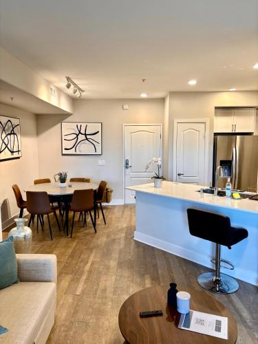 Greater Wilshire - Hancock Park Apartment | Beautiful 2BR 2BA on Wilshire Blvd - 10 min to Beverly Hills - Walking distance to Cafes and Restaurants