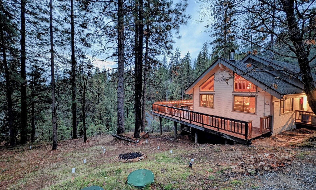 Arnold Ski Chalet | Beautiful 3-bedroom chalet—sleeps 8—just 40 mins from Bear Valley/Lake Alpine