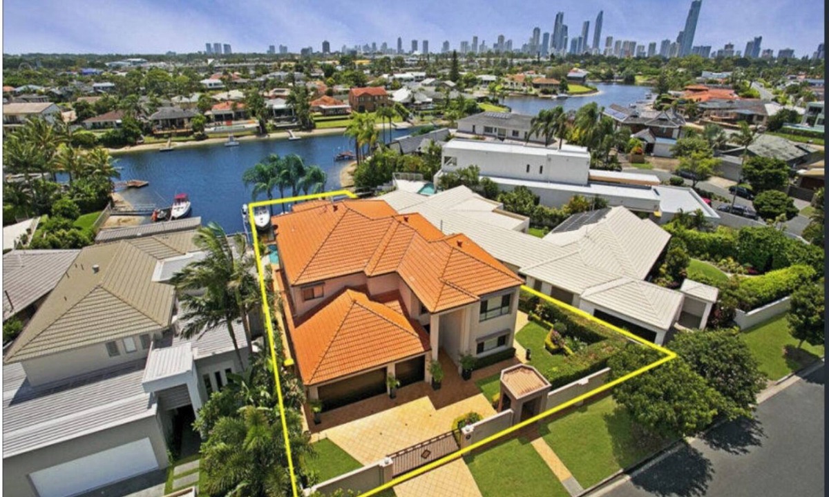 Bundall House | Beautiful and Modern Family Home with Heated Pool - Water View