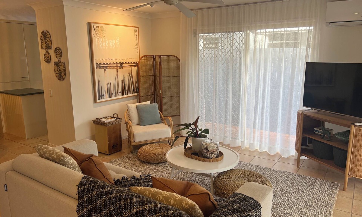 Burleigh Waters Villa | Beautiful Bright Burleigh Base with Beaches, boutiques, brunches and beyond.