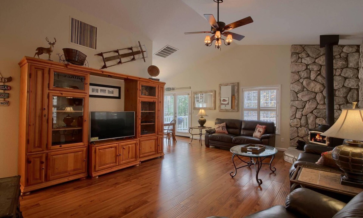Bass Lake House | Beautiful Family Cabin - Short drive to Bass Lake Beaches - 2100 sq ft