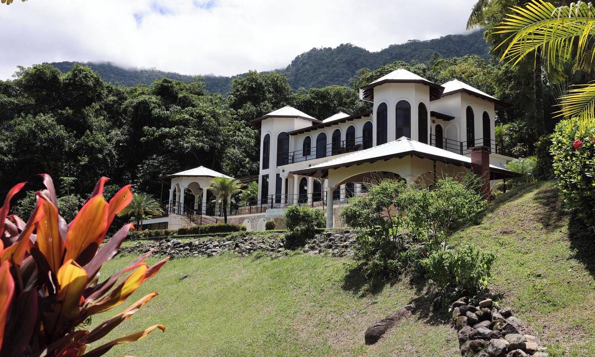 Ballena Villa | Beautiful home and gardens near the beach