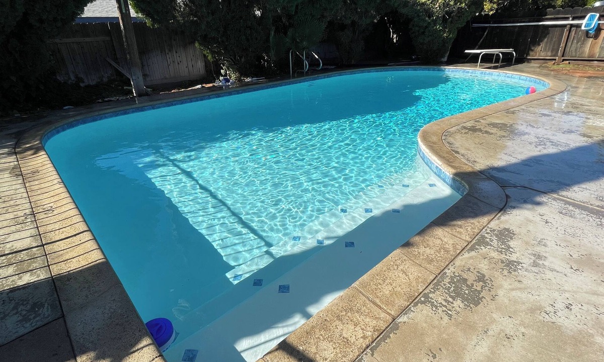 Fresno House | Beautiful Home in quiet neighborhood with a pool and close to stores & highways.