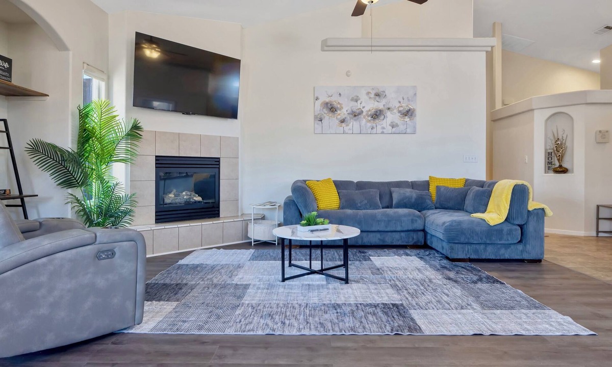 Visalia House | Beautiful Home Sequoia Park w/Office Pet Friendly