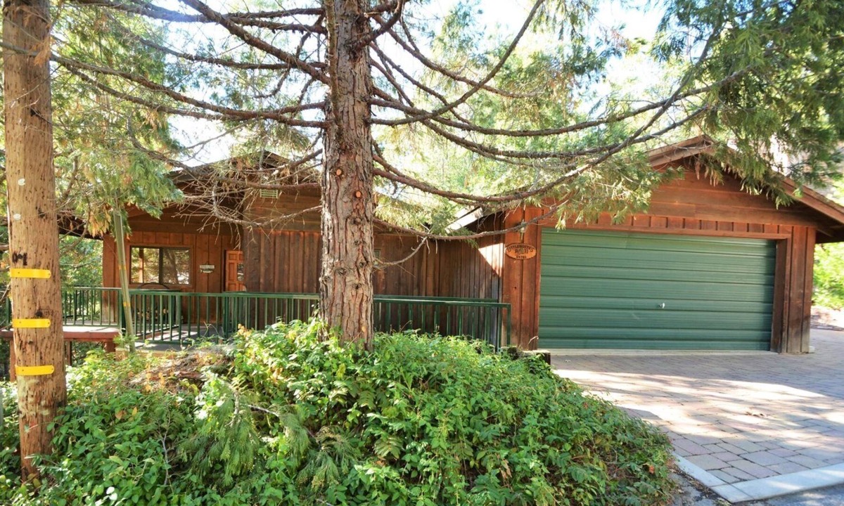 Bass Lake House | Beautiful home with large deck located in Willow Cove with boat slip - Near Yosemite National Park (LA27)