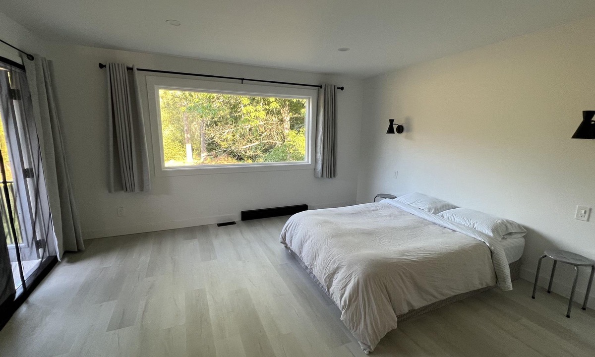 Port Alberni House | Beautiful Master Bedroom ensuite with private balcony