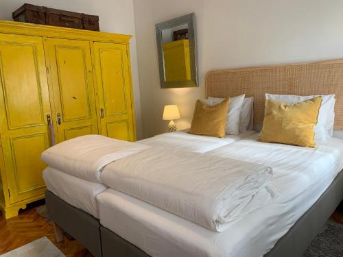 Paco De Arcos House | Beautiful Private Room next to Lisbon