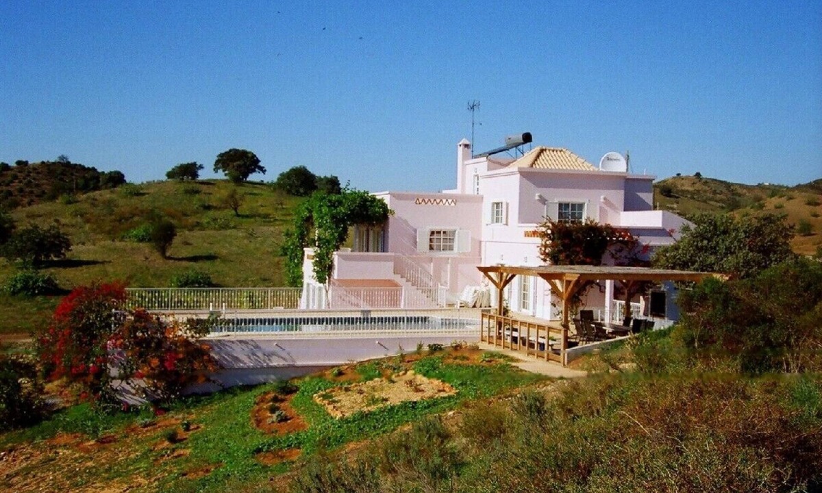 Pisa Barro de Baixo Villa | Beautiful, spacious villa with solar pool & games room