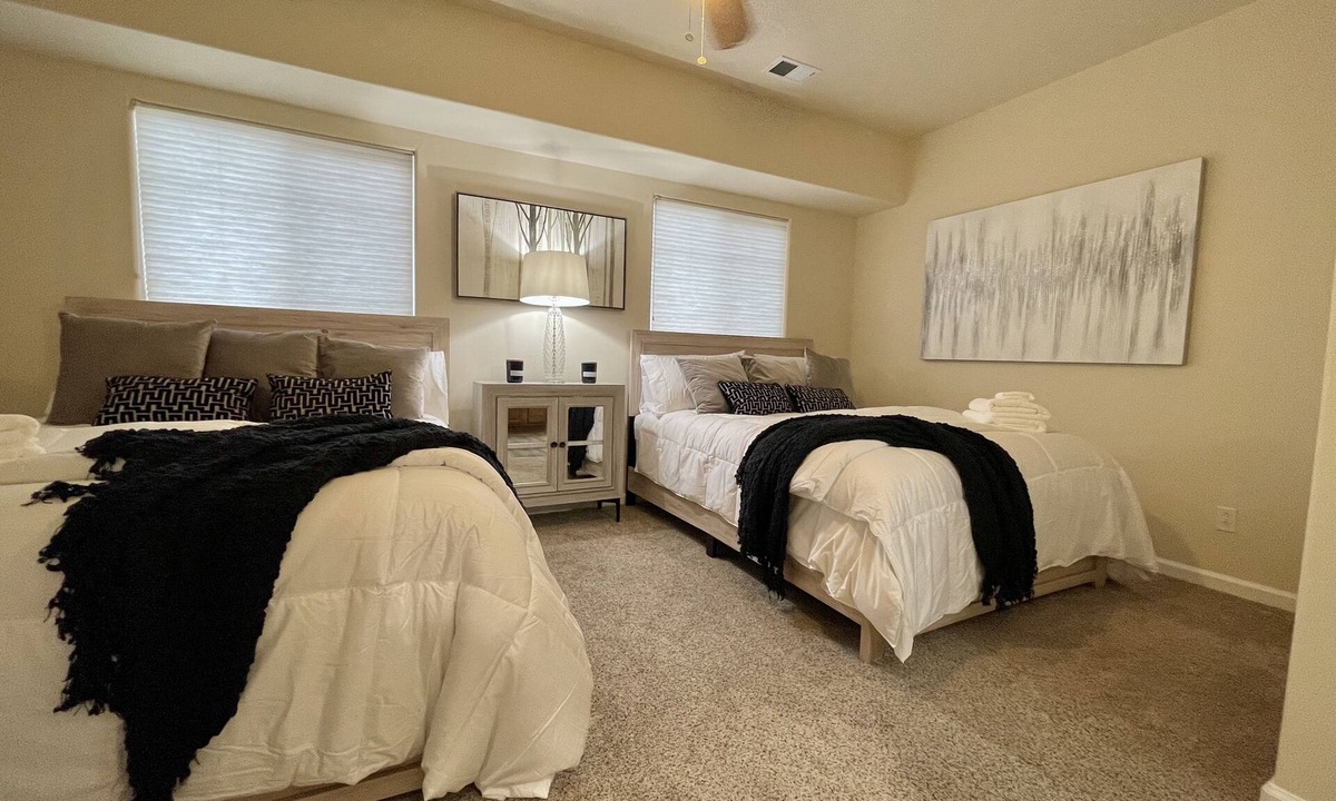 Northeast Reno House | Beautiful Townhouse 5 minutes from UNR, Midtown and the Truckee River!