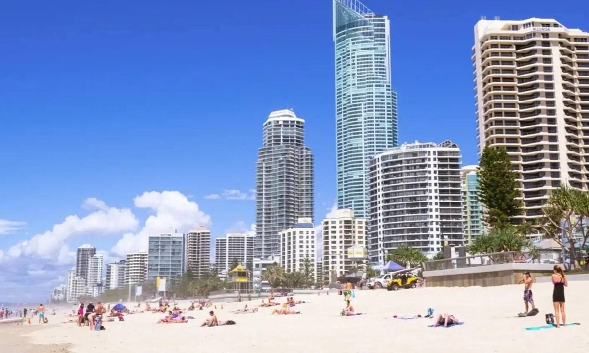 Sorrento House | Benowa Bliss Retreat - Waterfront with Skyline Views