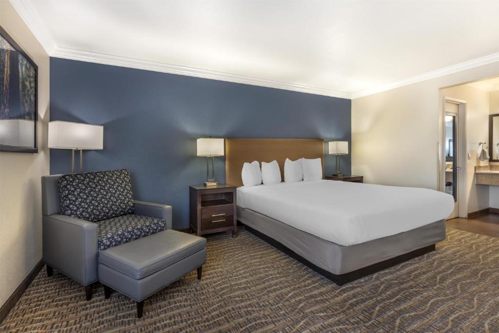Tulare Hotel | Best Western Town & Country Lodge