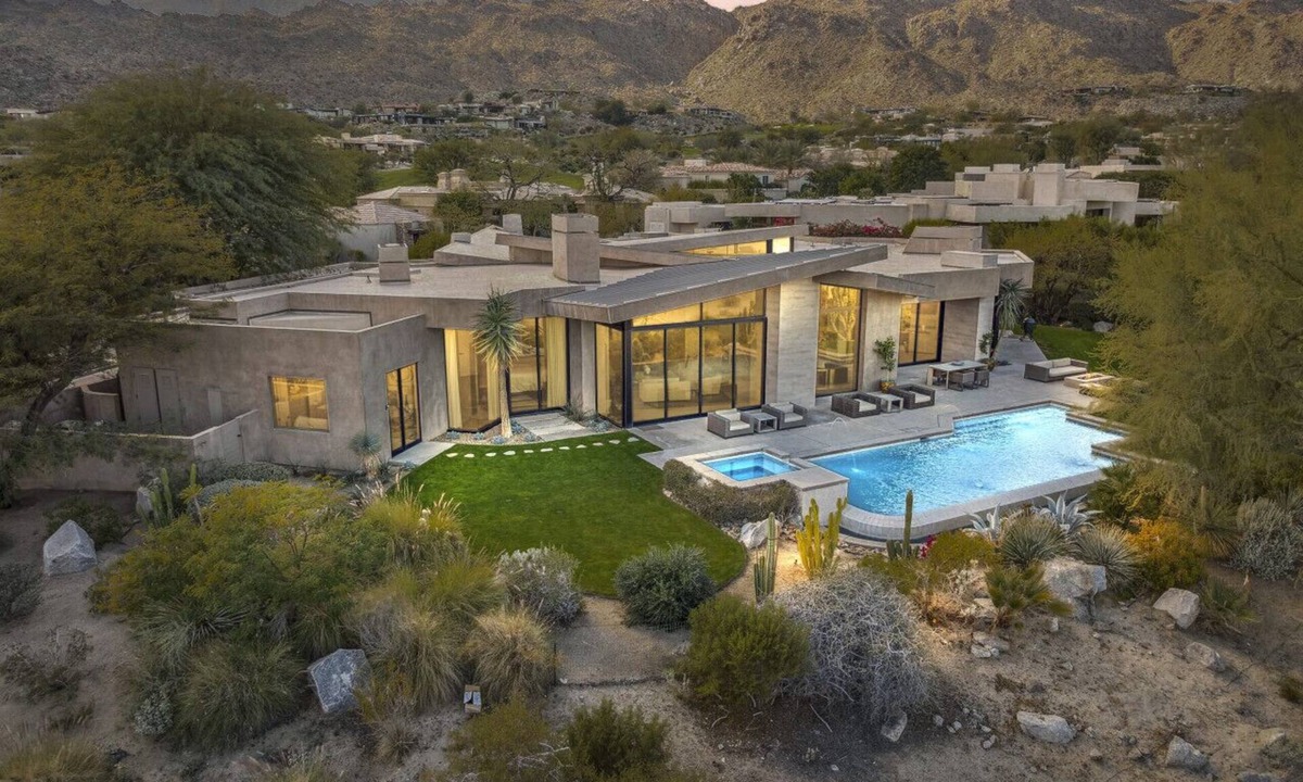 Bighorn House | Big Horn Retreat- 4 Bed, 4 ensuite bath, MNT, Golf course views! Epic backyard.
