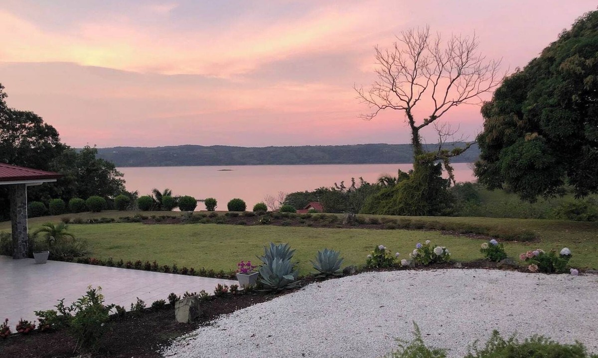 Tronadora House | Birder’s Paradise, Dazzling Lake and Volcano Views!