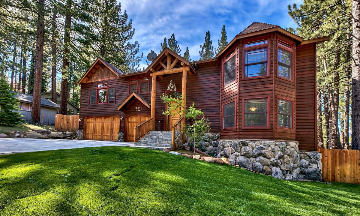 Tahoe Paradise House | Blackfoot Luxury Retreat - Hot Tub, Pool Table, Pets, Deck