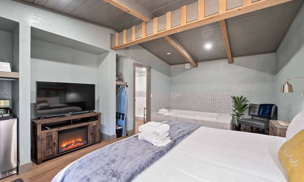 Lakeside Park Hotel | Blue Jay Lodge