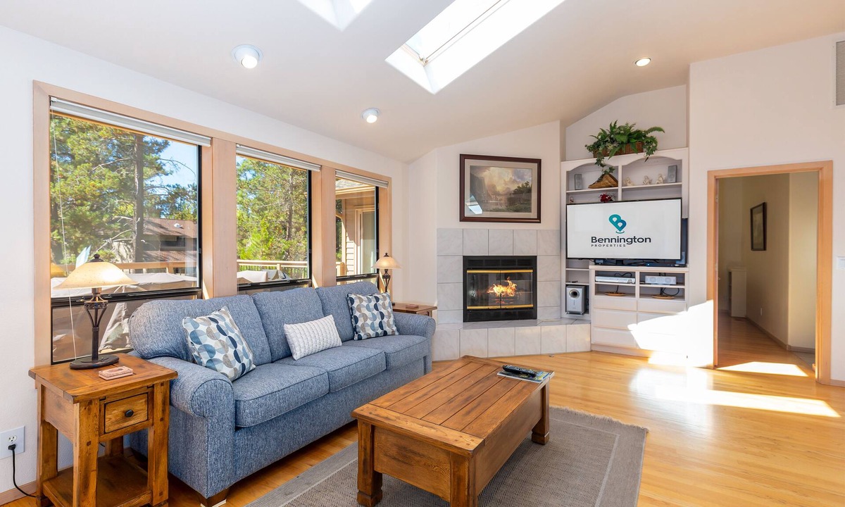 Sunriver House | BLUE05 - Spacious Home, Close to the Deschutes River, Hot Tub, 2 Ensuites