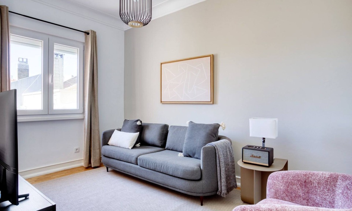 Santo Condestavel Apartment | Blueground | Campo de Ourique, furniture & decor
