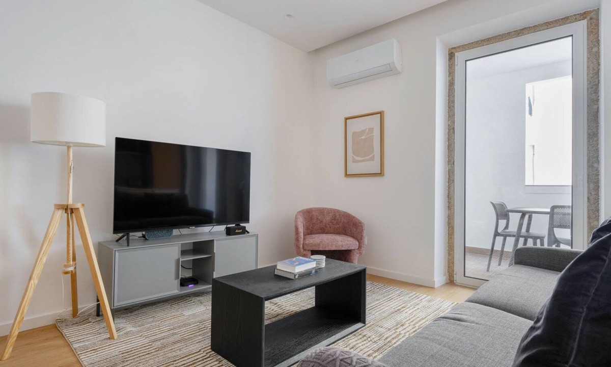Santo Condestavel Apartment | Blueground | Campo de Ourique, fully furnished