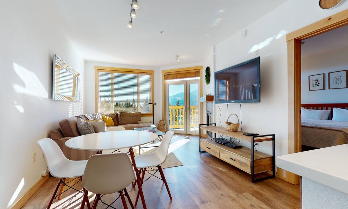 Mammoth Lakes Condo | Bright & Remodeled. Balcony, Great Views, Quiet Location. Pool On-site