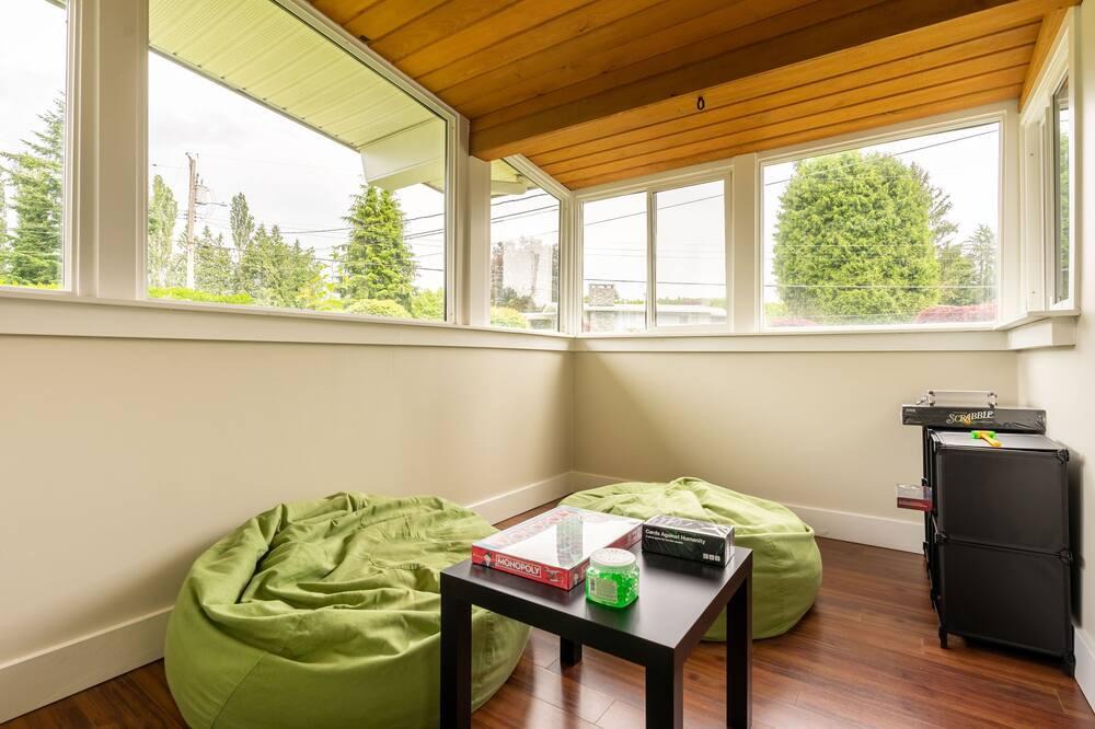 Abbotsford House | ☀Bright & Serene ~ 5★ Central Location ~ BBQ ~ Pkg