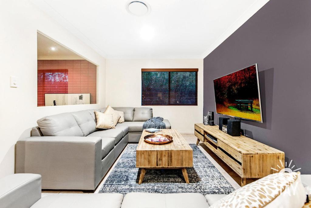 Broadbeach Waters House | Broadbeach Waters 7 Bedroom home with Pool - QSTAY