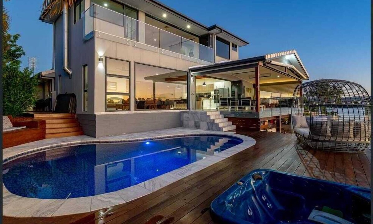 Burleigh Waters House | Burleigh waters beauty on lake, 5 minutes to the beach! family friendly