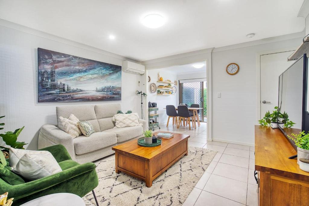 Surfers Paradise Apartment | 'Buzzing Surfers' Vibrant Indoor-outdoor Lifestyle