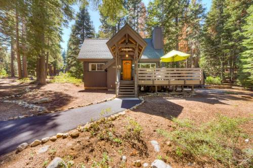 Tahoma House | Cabin in the woods close to beach & skiing with grill fireplace deck & W&D