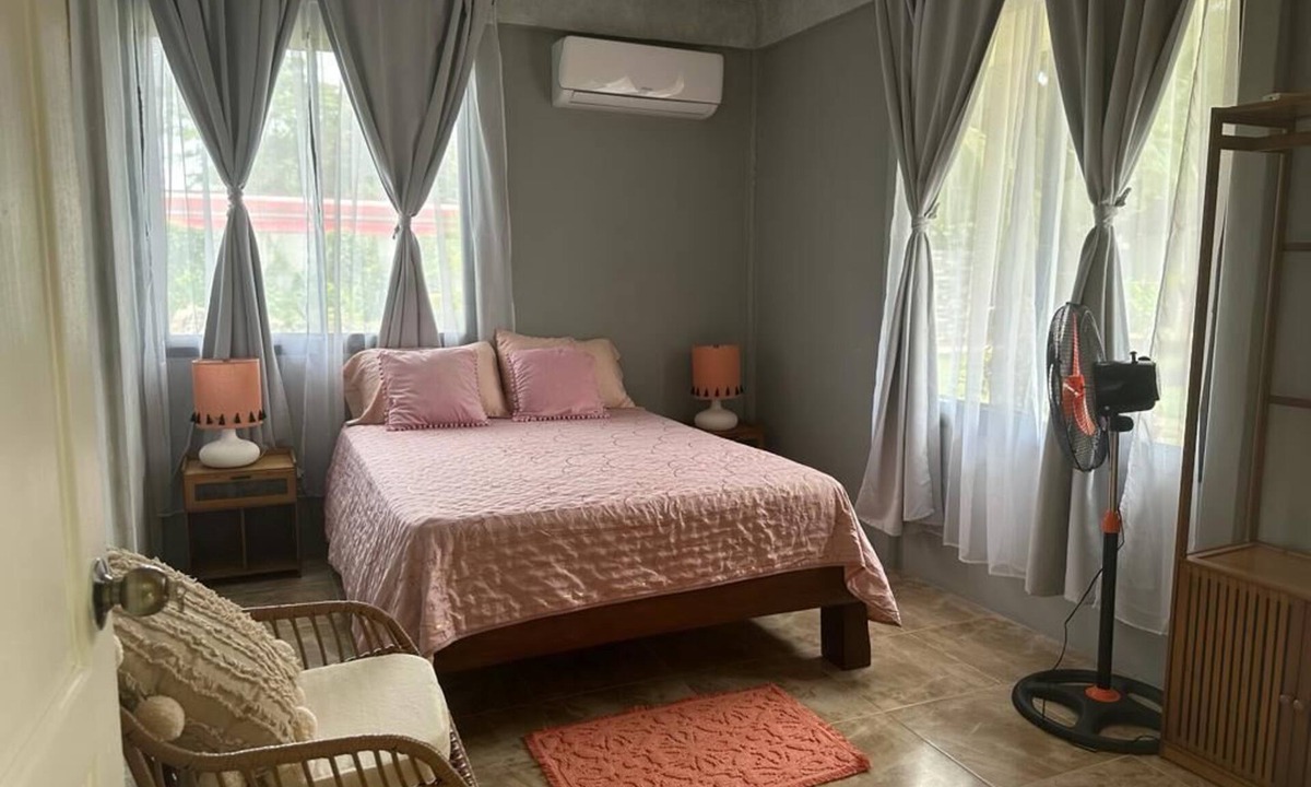 Cahuita House | Casa Amapola en Cabinas con Piscina ¡A 5 Minutos del Parque Nacional de Cahuita!