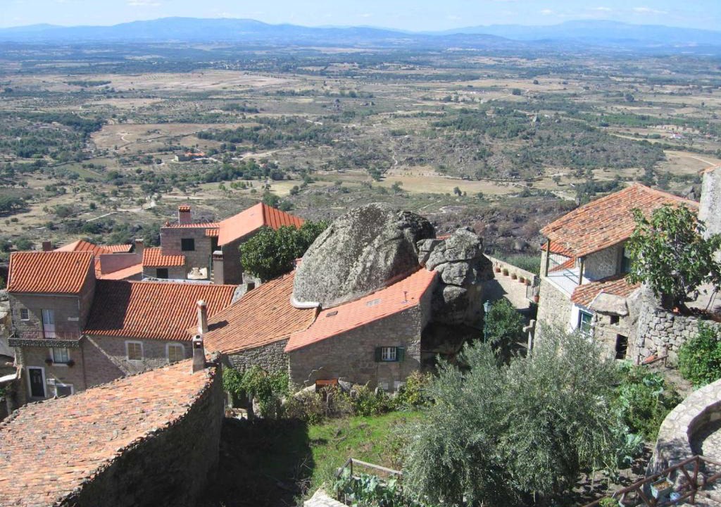 Monsanto House | Casa da Gruta (Cave House)