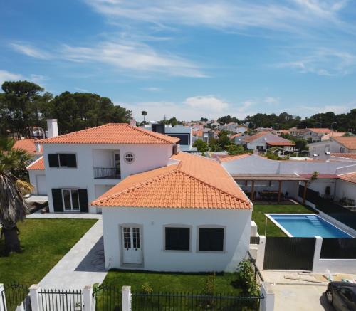 Castelo Villa | Casa do Mural - Heated Pool, Games Room & Beaches!