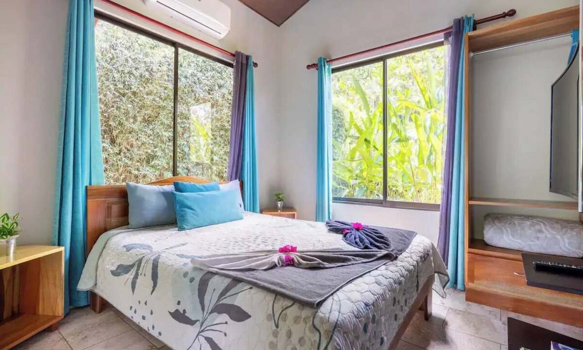 Uvita Cottage | Casita Tropical, walking to the beach