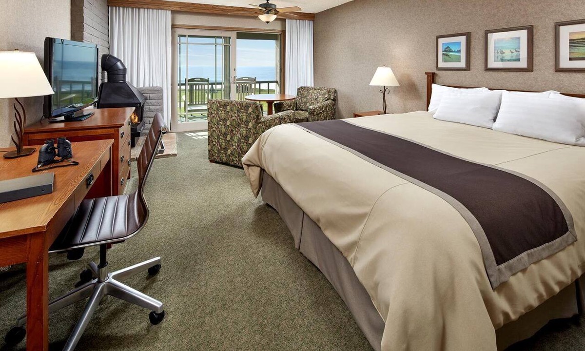 San Simeon Hotel | Cavalier Oceanfront Resort | Deluxe King Fireplace | San Simeon
