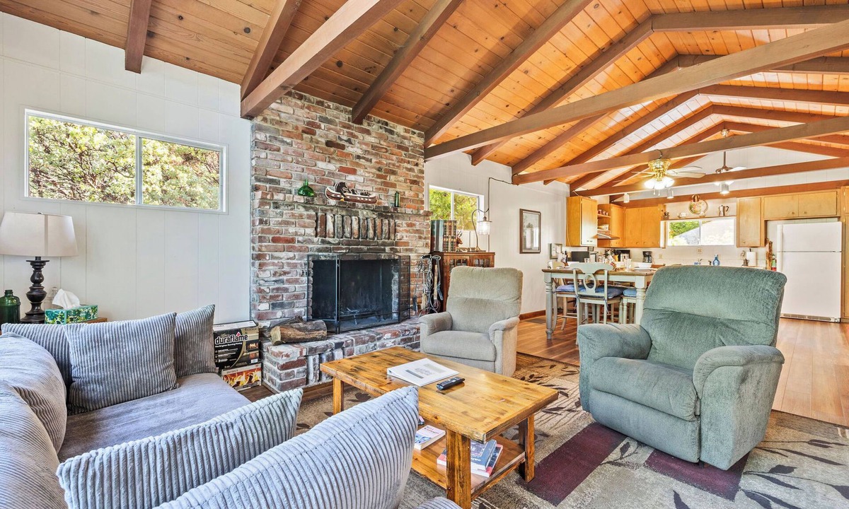 Camp Nelson House | Cedar Pine Cottage | Relaxing Cozy 2BR Cabin
